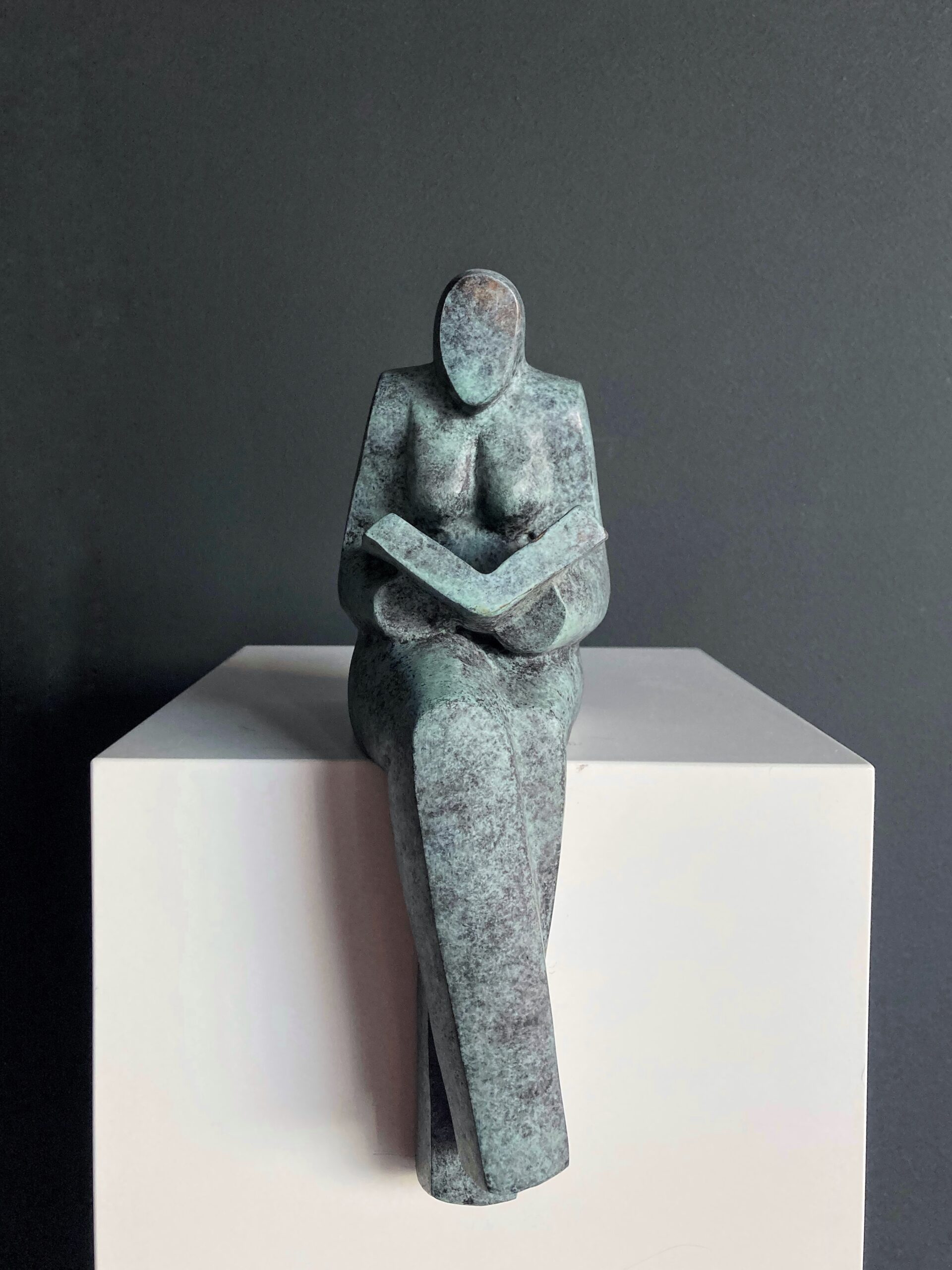 Lezende vrouw - gepatineerd brons