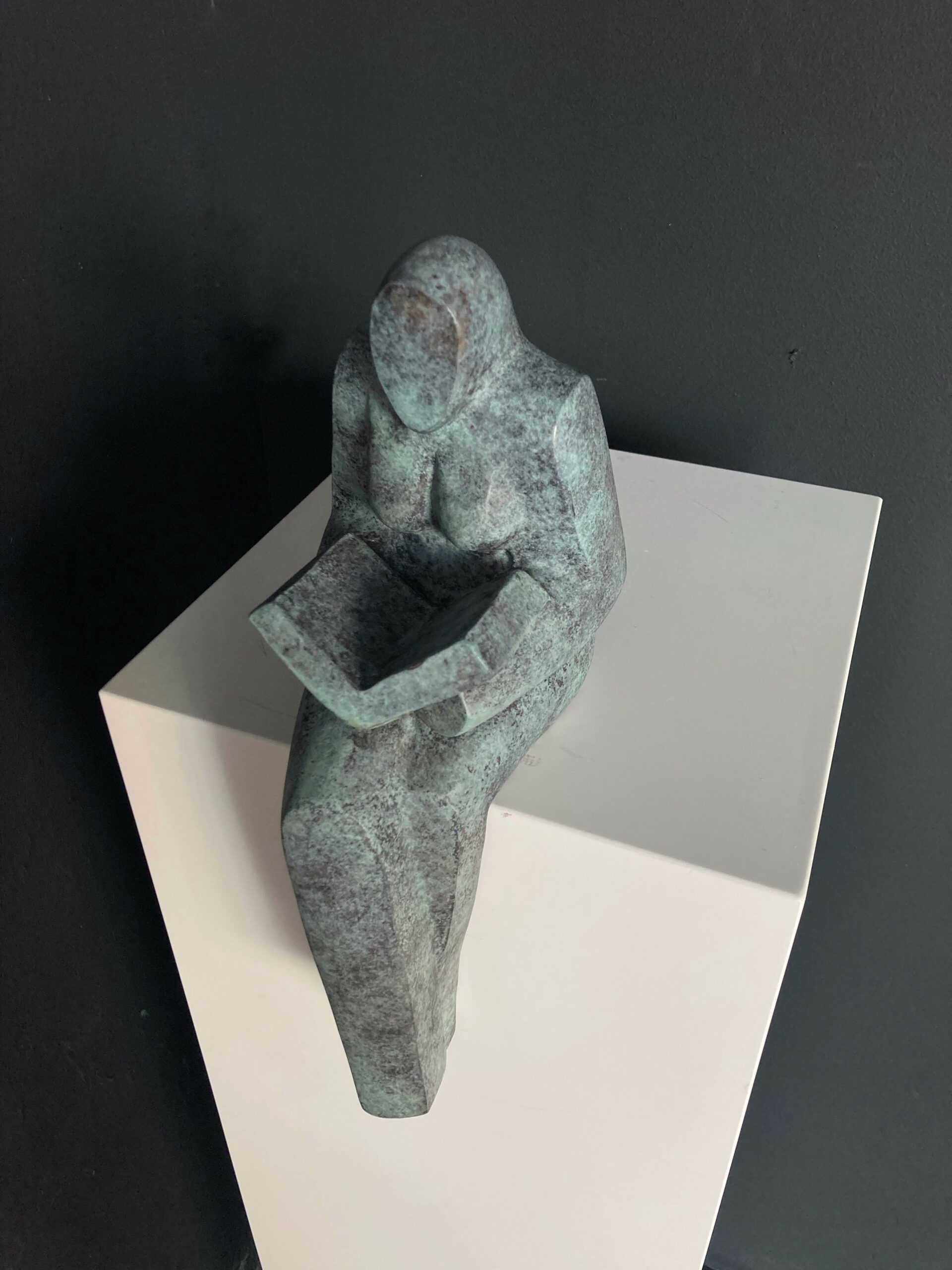 Lezende vrouw - gepatineerd brons