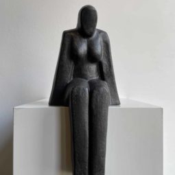 Zittende vrouw - keramiek