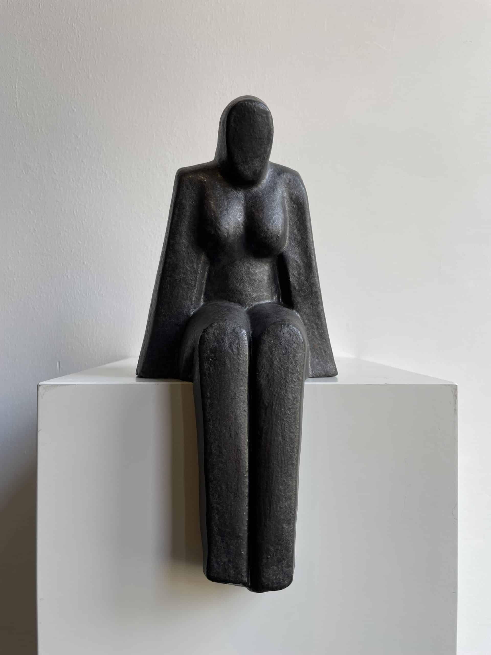 Zittende vrouw - keramiek