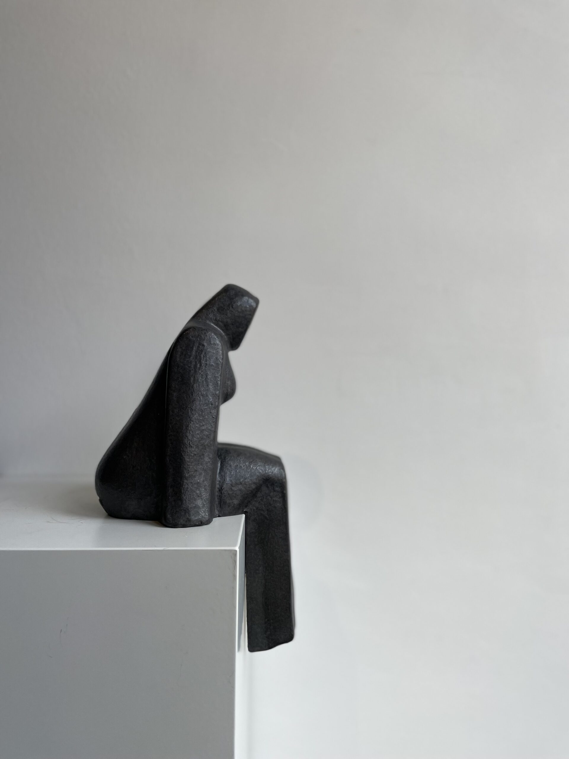 Zittende vrouw - keramiek