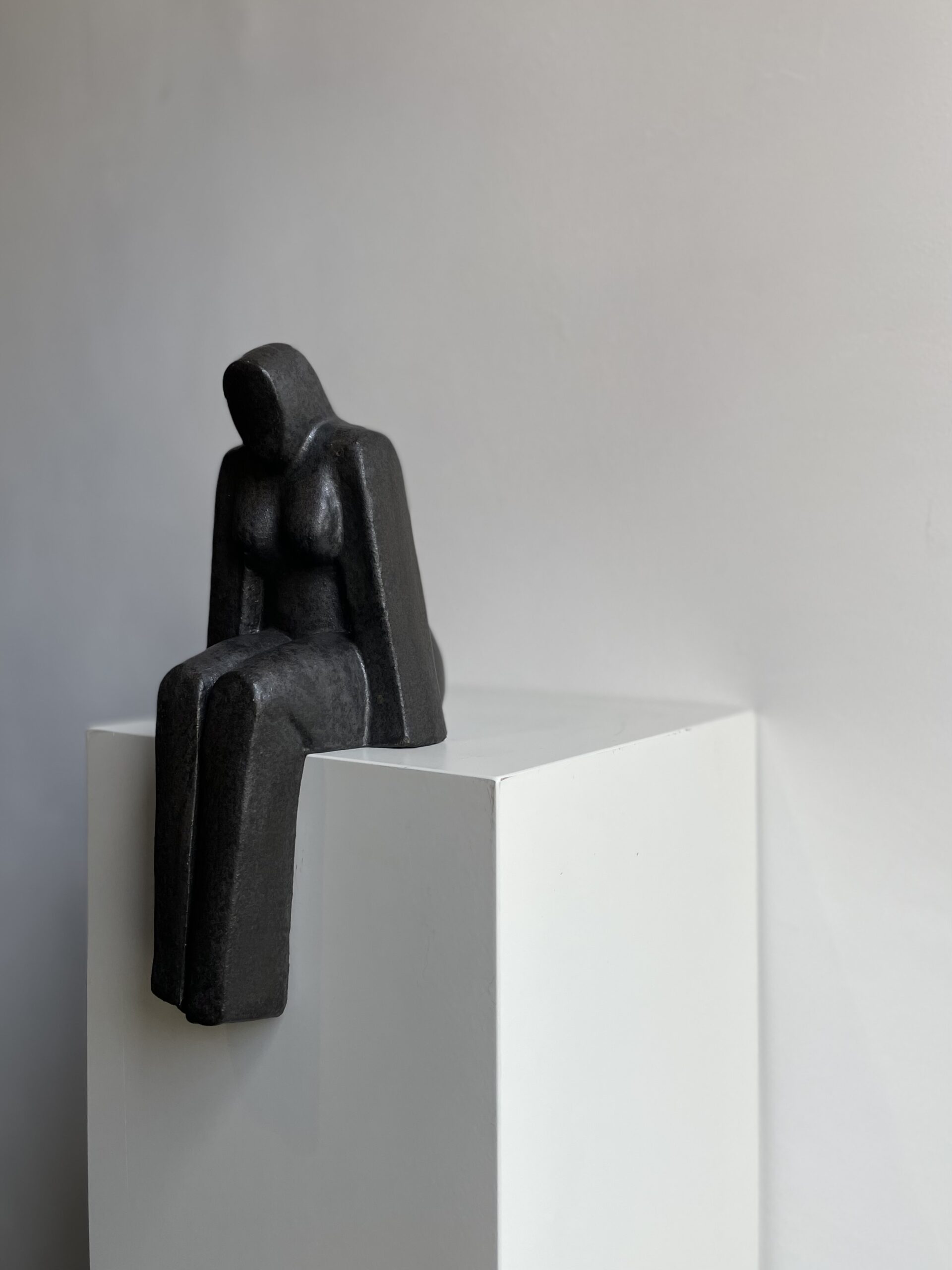 Zittende vrouw - keramiek