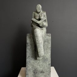 Lezende vrouw op sokkel - brons