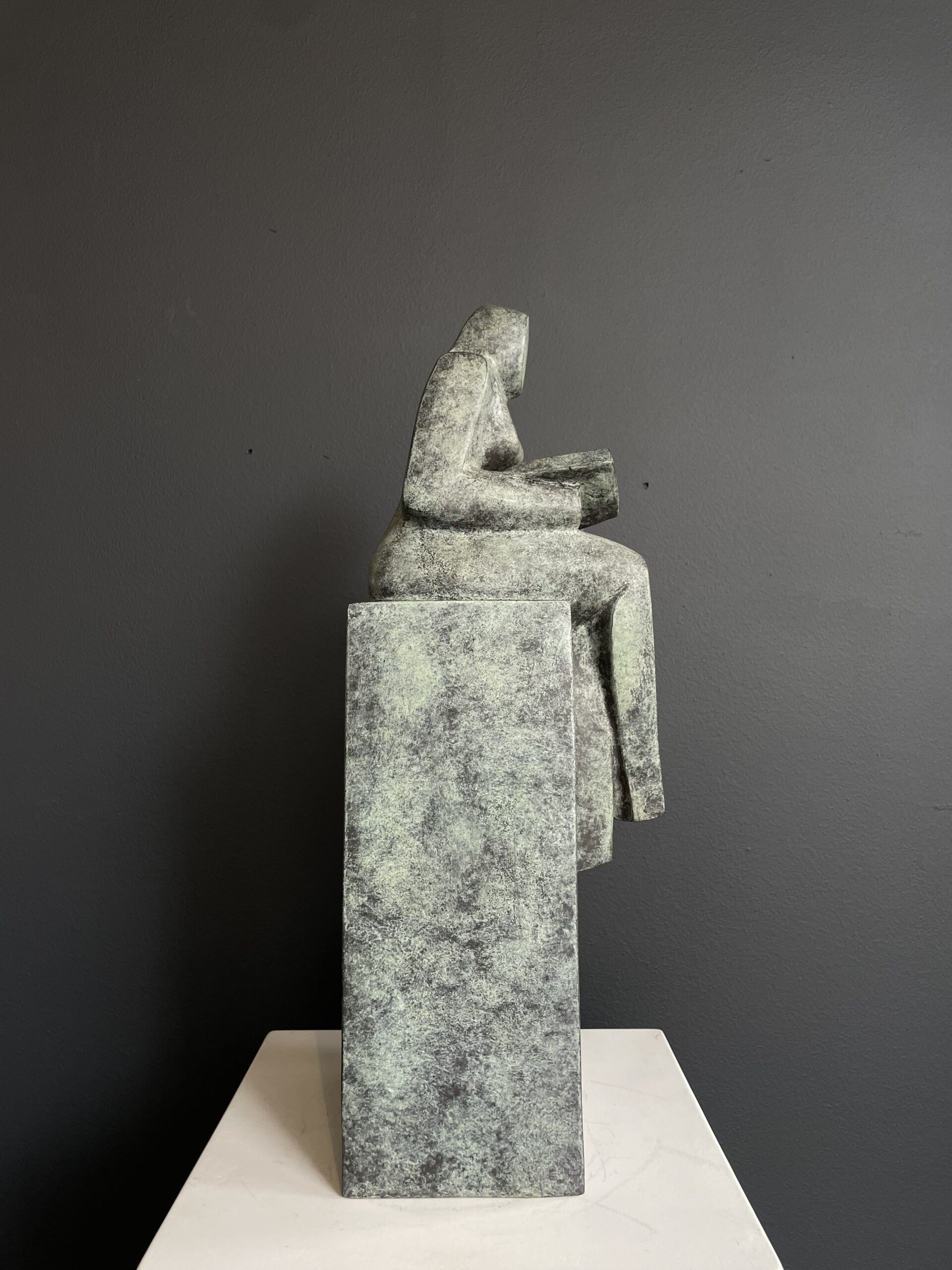 Lezende vrouw op sokkel - brons