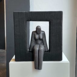 Zittende Vrouw in zwarte houten omlijsting