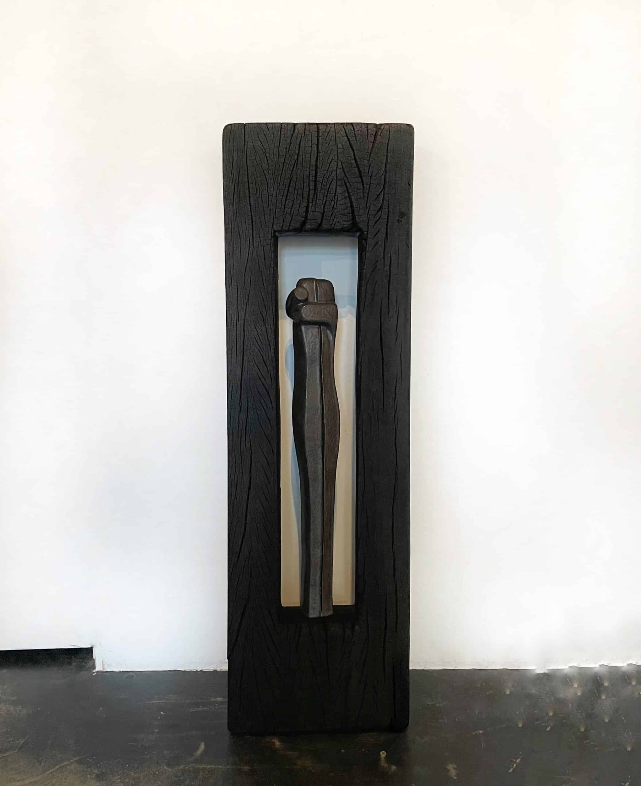 Omarming in houten omlijsting