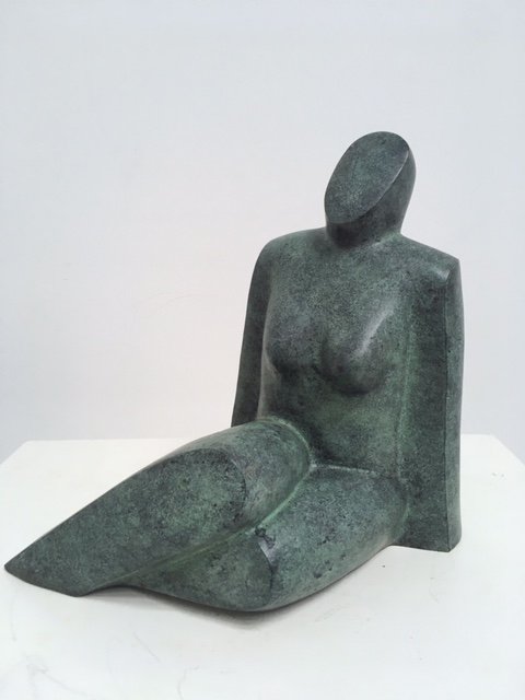 Zittende vrouw - brons